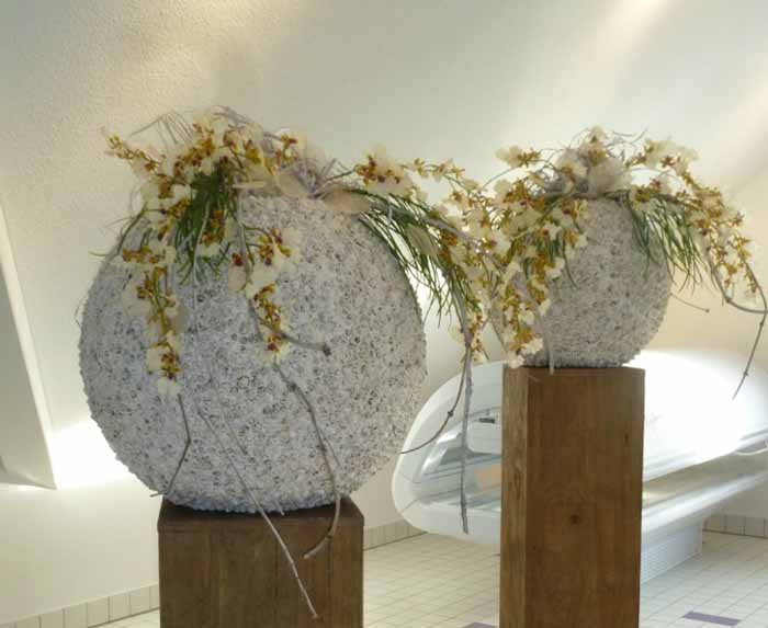 Orchideen-Deko - Muschelvasen dekoriert mit künstlichen Orchideen