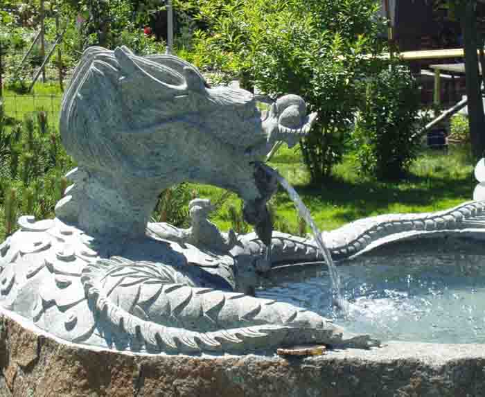 Drachenbrunnen - Ein grosser chinesischer Granitbrunnen mit Drachenkopf