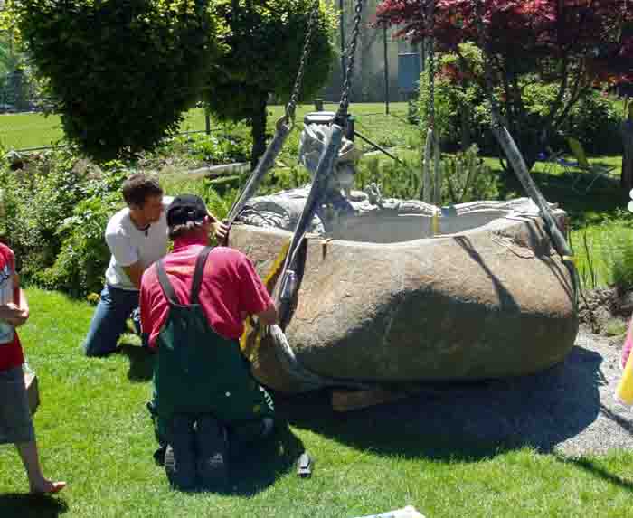 Präzision - Fast millimetergenau wird der Granitbrunnen im Garten platziert