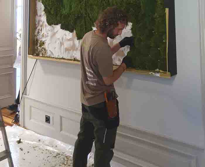 Ompex - Viel Handarbeit und Kreativität sind bei so einem Moosbild gefragt