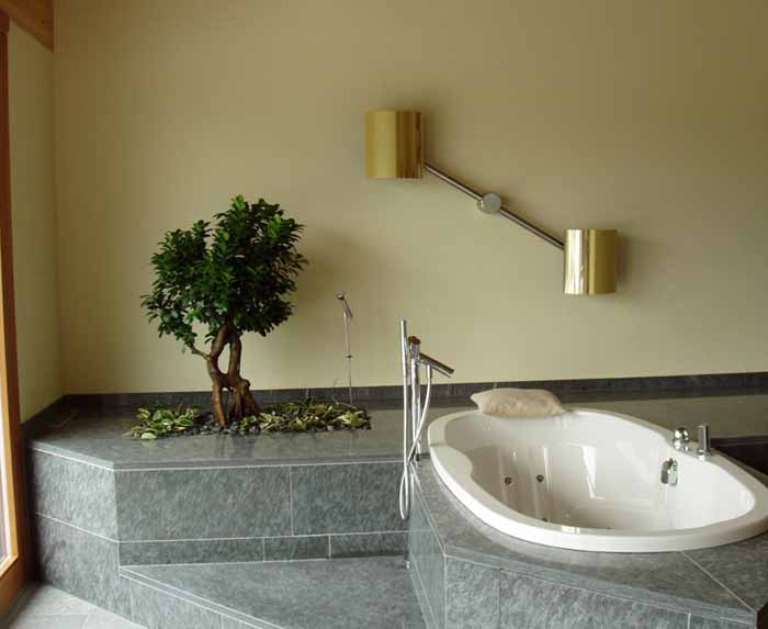 Badezimmer - Einbauwanne bepflanzt mit Ficus microcarpa Bonsai
