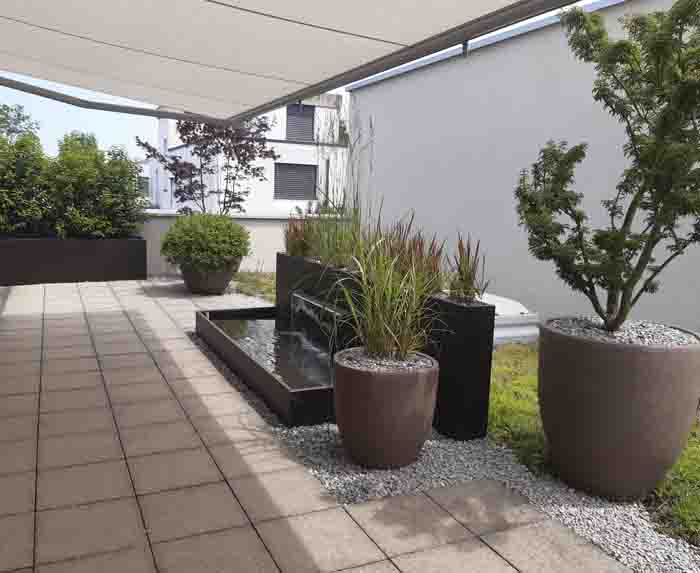 Terrasse 19 nachher - Beruhigender Wasserlauf, Kiesbeet und Bepflanzung wirken einladend