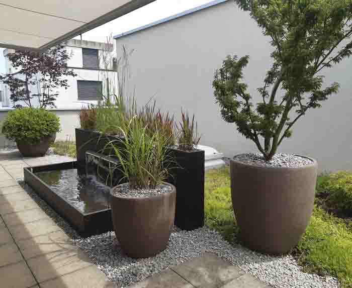 Terrasse 19 nachher - Beruhigender Wasserlauf, Kiesbeet und Bepflanzung wirken einladend