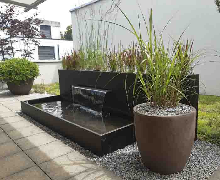 Terrasse 19 nachher - Beruhigender Wasserlauf, Kiesbeet und Bepflanzung wirken einladend