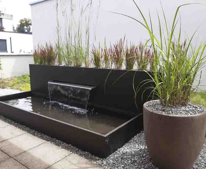 Terrasse 19 nachher - Beruhigender Wasserlauf, Kiesbeet und Bepflanzung wirken einladend