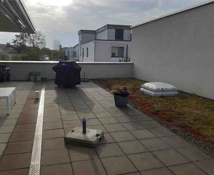 Terrasse 19 vorher - leer und völlig kahl wirkt die Terrasse