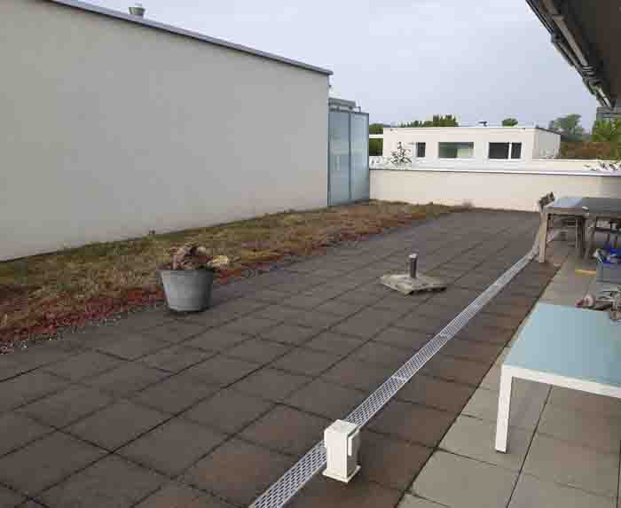 Terrasse 19 vorher - gähnende Leere, für das Auge nichts schönes
