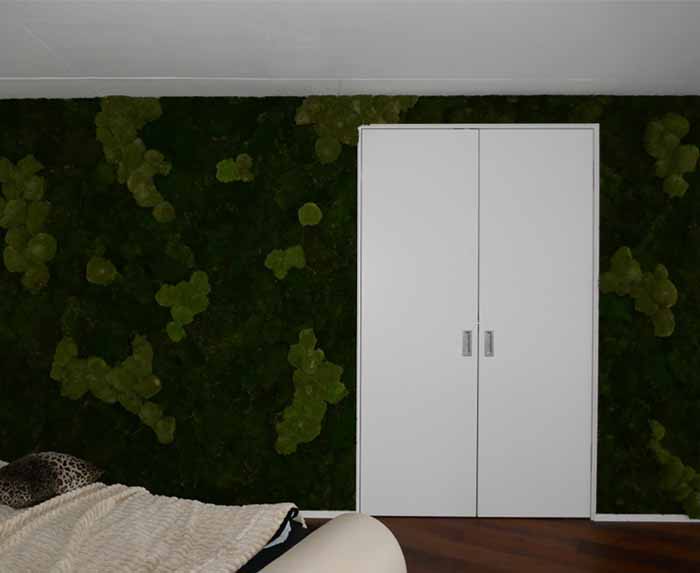 Wie im Wald - schläft es sich neben der grünen Mooswand im Schlafzimmer